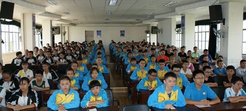 东川二中法制讲座1