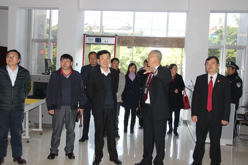 毕建华院长向张学群院长汇报诉讼服务中心建设及使用情况