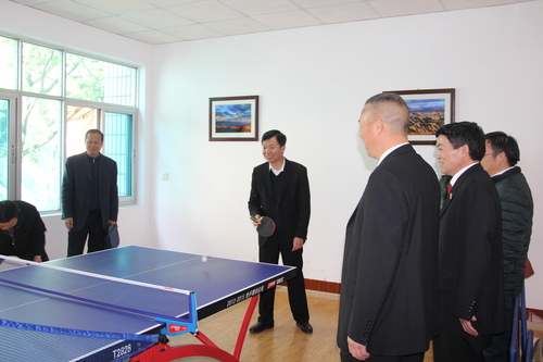 在健身房张学群院长兴致勃勃地体验了“一场乒乓球赛事”