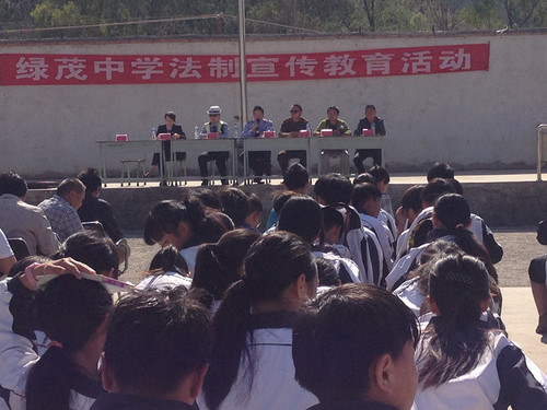 加强法制宣传  创建和谐校园