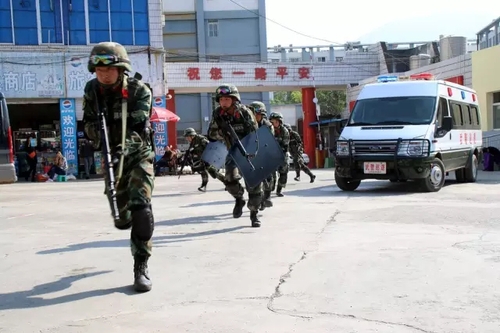 事态升级，武警赶赴现场支援.webp