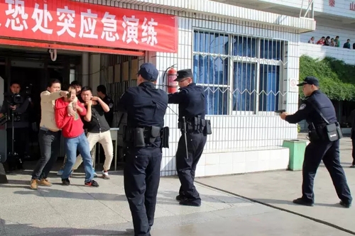 安民警第一时间到达现场进行处置.webp