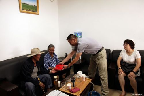 区公安局领导亲切慰问困难民警家属