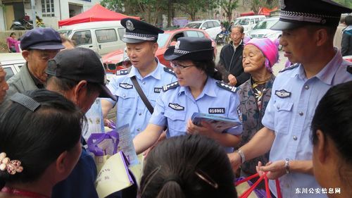 东川区反恐办组织开展《反恐怖主义法》“进村寨”主题宣传活动(2)