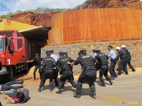 东川区反恐办在昆明金沙人化工有限公司炸药库开展反恐应急处置演练3
