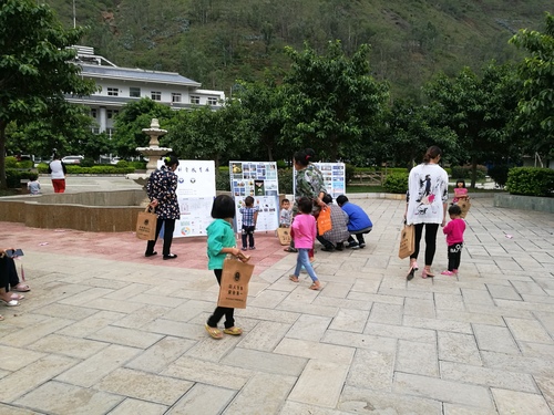 观看展板2