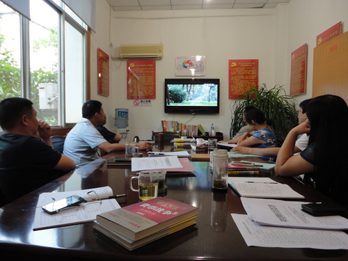 集中观看警示教育片