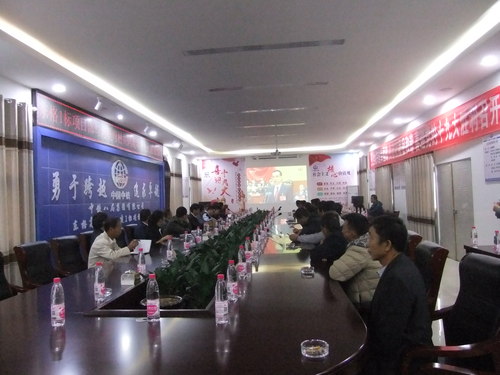 集体观看开幕盛况