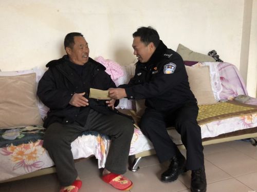 东川区公安局看望慰问困难退休老干部及困难民警家属2