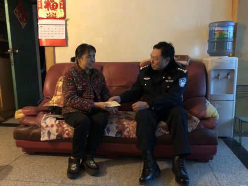 东川区公安局看望慰问困难退休老干部及困难民警家属3