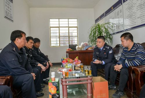 王丽昆副区长除夕深入各地检查春节安保工作亲切慰问一线公安民警2