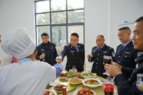 王丽昆副区长除夕深入各地检查春节安保工作亲切慰问一线公安民警6