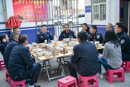 王丽昆副区长除夕深入各地检查春节安保工作亲切慰问一线公安民警7