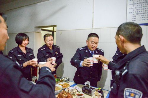 王丽昆副区长除夕深入各地检查春节安保工作亲切慰问一线公安民警8