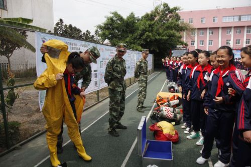 东川区公安局和东川区教育局联合开展“做自己的首席安全官-平安校园行” 主题宣传活动5