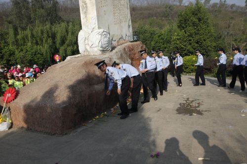 东川区公安局开展清明烈士纪念及遗属慰问活动3