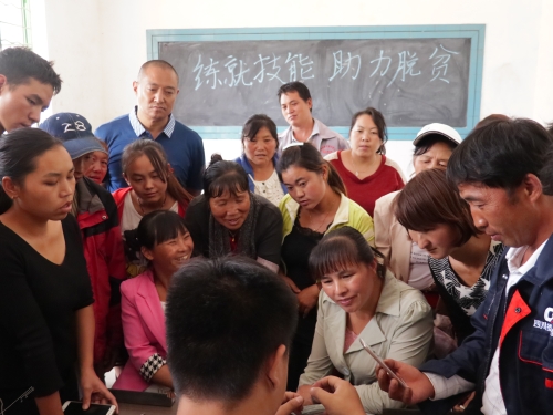 村民认真听取技术人员讲解3