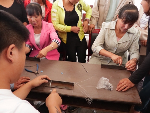 技术人员帮助贫困户代表掌握技能2