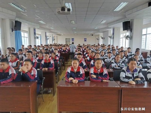 区公安局交警大队深入东川二中开展交通安全知识讲座2