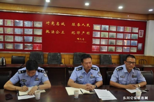 区公安局晏寅到交警大队调研“减量控大”工作