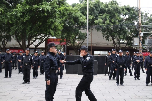 区公安局组织开展11月份警务实战训练