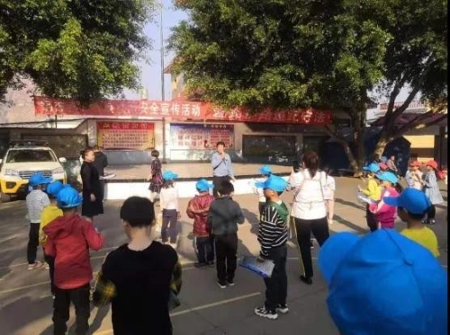 铜都街道交管中心开展交通安全“五进”宣传进校园活动