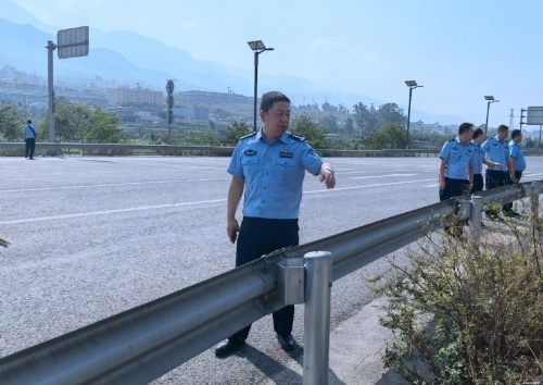 区公安局袁恒政委深入一线实地调研巡逻防控工作2