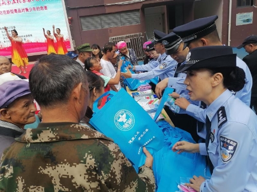 东川区禁毒委开展第34个国际禁毒日宣传活动