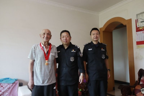 红色基因代代传，送章上门忆初心——袁恒政委为入党50周年老同志上门颁送“光荣在党50年”纪念章