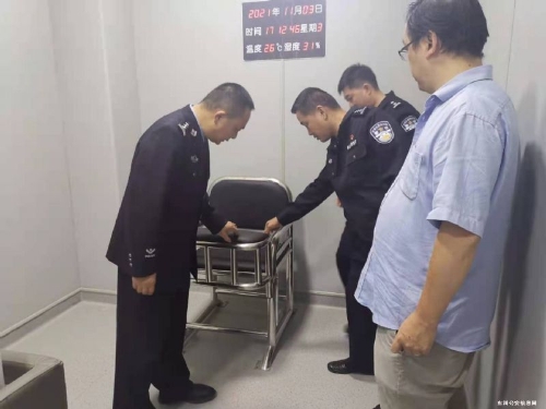 区公安局张双平局长实地检查执法办案中心使用情况