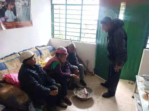 “敲门行动”掀热潮 安全贴心“进万家” (3)