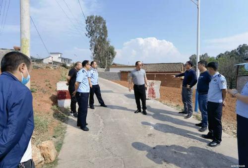 张双平同志实地调研拖布卡镇农村道路安全隐患