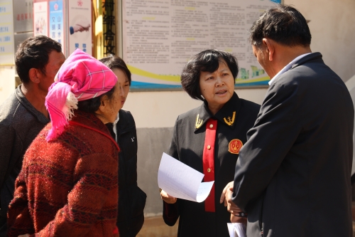 4.11东川区人民法院综合审判庭巡回审理离婚纠纷案，法官给当事人释法说理